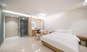 a hotel room with a bed and a bathroom at BrownDot Hotel Bong-Duk in Daegu
