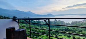 a room with a view of the forest at สบายดีโฮมสเตย์ภูลังกา in Ban Sakoen