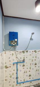 a room with a wall with a shower and a wall at สบายดีโฮมสเตย์ภูลังกา in Ban Sakoen