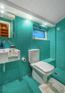 Kylpyhuone majoituspaikassa Legrena Beach Villa