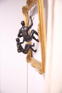 a bronze statue of a man hanging from a mirror at Ferienwohnung Oswald mit Garten im EG in Kochel