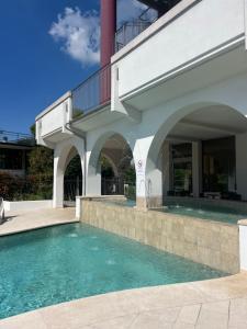 Piscina de la sau aproape de Hotel Rivus