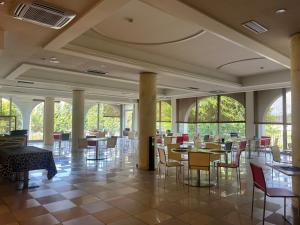 Un restaurant sau alt loc unde se poate mânca la Hotel Rivus
