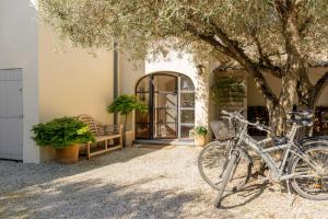a couple of bikes parked next to a building at la maison des Olivettes in Uzès