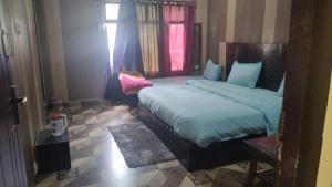 a bedroom with a bed and a window at Rupli homestay in Joshīmath