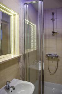 a bathroom with a shower and a sink and a toilet at Pokoje Gościnne Anna in Poronin