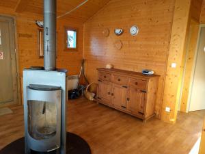 um quarto com um fogão numa cabina de madeira em Chalet Daria em Prémanon