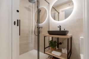 a bathroom with a sink and a mirror at Pension Txapitela in Pamplona