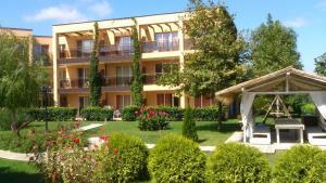 ソゾポルにあるSozopoli Hills Simeonov Apartmentsの庭園と展望台のある建物