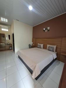 a bedroom with a large bed in a room at Alffiah Hotel in Bonto