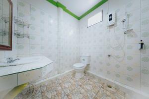 a bathroom with a toilet and a sink and a shower at แฝดสามการ์เด้นท์รีสอร์ท แสมสาร Fadsarm Garden Resort Samaesan in Sattahip +116 photos