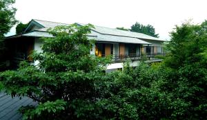 una casa con alberi davanti di Mitake a Hakone