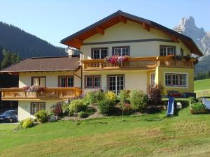 Haus Panorama في فيلزموس: منزل مع شرفة على تلة