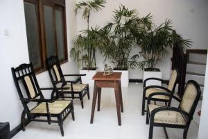 a room with chairs and a table and plants at Nature Park villa in Arambegama