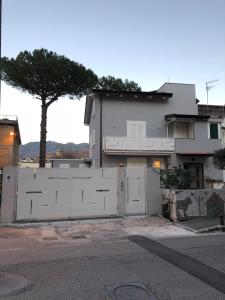 a white fence in front of a house at Casa Due Maggio in Cava deʼ Tirreni