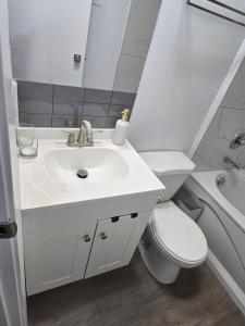 ein weißes Badezimmer mit Waschbecken und Toilette in der Unterkunft Lotus Hideaway in Boston Bar + 41 Fotos