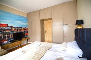 a bedroom with a bed and a tv in it at City Stay Kaszownik AC Progres in Toruń