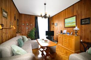 a living room with a couch and a table at City Stay Kaszownik AC Progres in Toruń