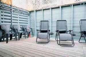 a group of chairs and tables on a patio at Tood一宮 -E棟 in Ichinomiya
