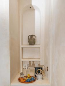 a shelf with a plate of food and a vase on it at Holista Bali in Kubupenlokan