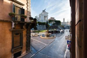 - une vue sur une rue de la ville depuis un bâtiment dans l'établissement Vittoriano Suite, à Rome