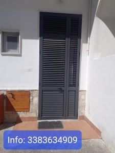 a black door on the side of a building at Dimora Li Vinti in Cicciano