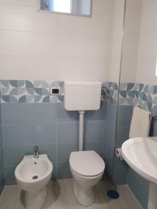 a bathroom with a toilet and a sink at Dimora Li Vinti in Cicciano