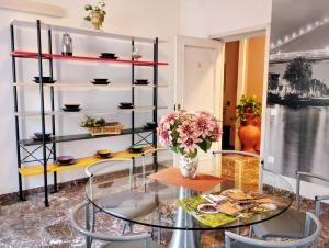 a dining room with a glass table and chairs at FalcoBianco GuestHouse in Montefalco
