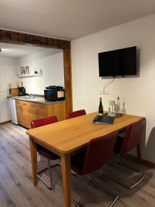 a conference room with a wooden table with red chairs at Mosel-Cottage-Appartment in Briedern