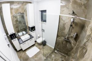 a bathroom with a shower and a sink at Apart Hotel Nordic Residence 16H in Suceava
