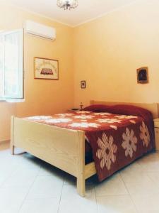 a bedroom with a large bed in a room at a casa di Norma in Bronte