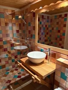 a bathroom with a sink and a mirror at Petite chambre à la montagne in Ollon