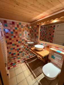 a bathroom with a toilet and a sink at Petite chambre à la montagne in Ollon