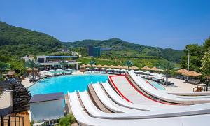 a large swimming pool with a slide at a resort at Chuncheon Bali 376 in Chuncheon