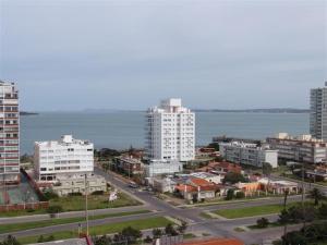 una vista aérea de una ciudad con edificios y el océano en Parquemar Center Apartment, en Punta del Este