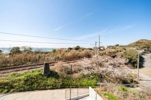a view of a train track from a hill at YUTORELA 富津 with SAUNA プライベートサウナ完備 in Futtsu