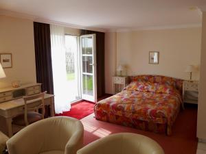 Tempat tidur dalam kamar di Hotel Rigi Vitznau