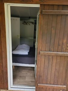a small room with a bed inside of it at Les chalets du Causse Confort Climatisé in Gelle +16 photos