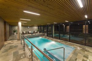 Bazén v ubytovaní Wellness & Spa hotel Villa Regenhart alebo v jeho blízkosti