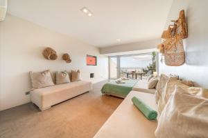 a living room with a couch and a bed at GuestReady - Beachfront Studio in Sesimbra