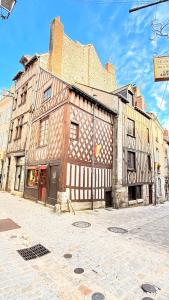 an old building on the side of a street at Le Nid de la Loire - Centre historique - 4 pers - Classé 3 étoiles in Blois