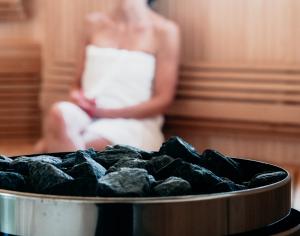a bride is standing behind a bowl of black rocks at Villa Brunnby in Mölle