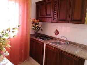 A kitchen or kitchenette at Mare e Sole Holiday Home