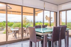 a dining room with a table and chairs at Son Vigili in Campos