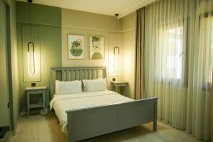 una camera da letto con un letto, due tavoli e una finestra di Alp Suites Lavanta ad Akyaka