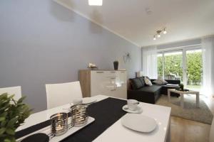 a kitchen and living room with a table and chairs at Ferienwohnung Strandgut im Ostseebad Baabe in Baabe