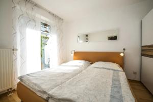 a bedroom with two beds and a window at Ferienwohnung Strandgut im Ostseebad Baabe in Baabe