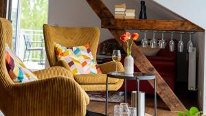 a living room with two chairs and a table at Ferienwohnungen Moselpanorama und Moselblick in Bullay