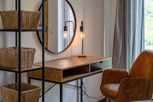 a dressing table in a room with a mirror and two chairs at Ferienwohnungen Moselpanorama und Moselblick in Bullay