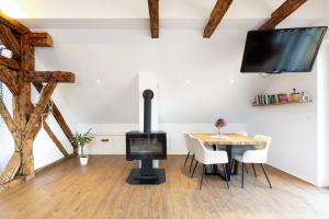 ein Wohnzimmer mit Holzofen und einem Tisch in der Unterkunft Peace Point in Velike Lašče